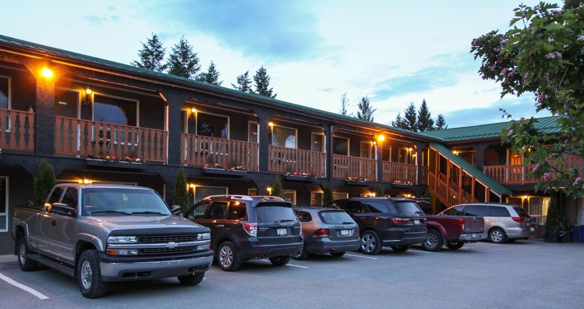 Crystal Springs Lodge Radium Hot Springs Exterior photo