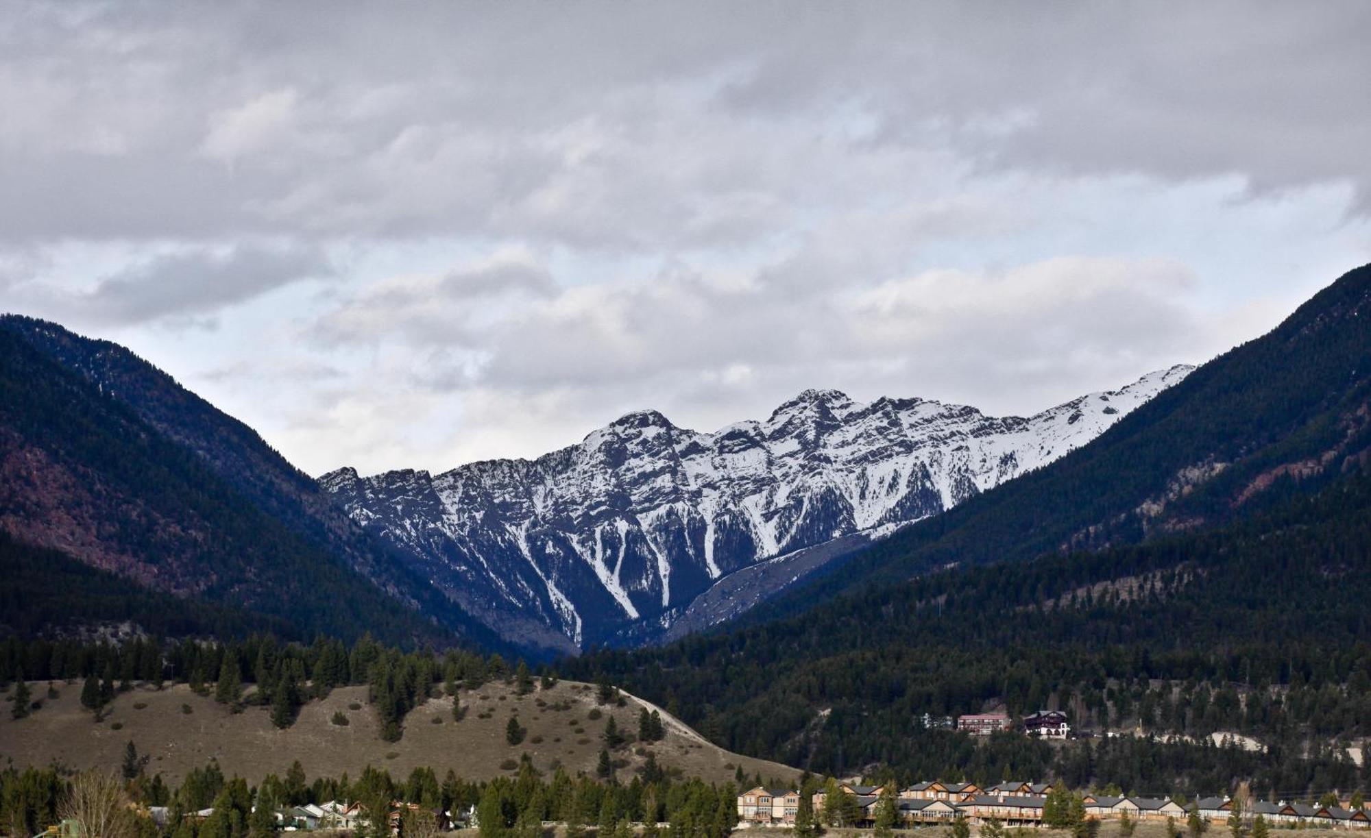 Crystal Springs Lodge Radium Hot Springs Exterior photo