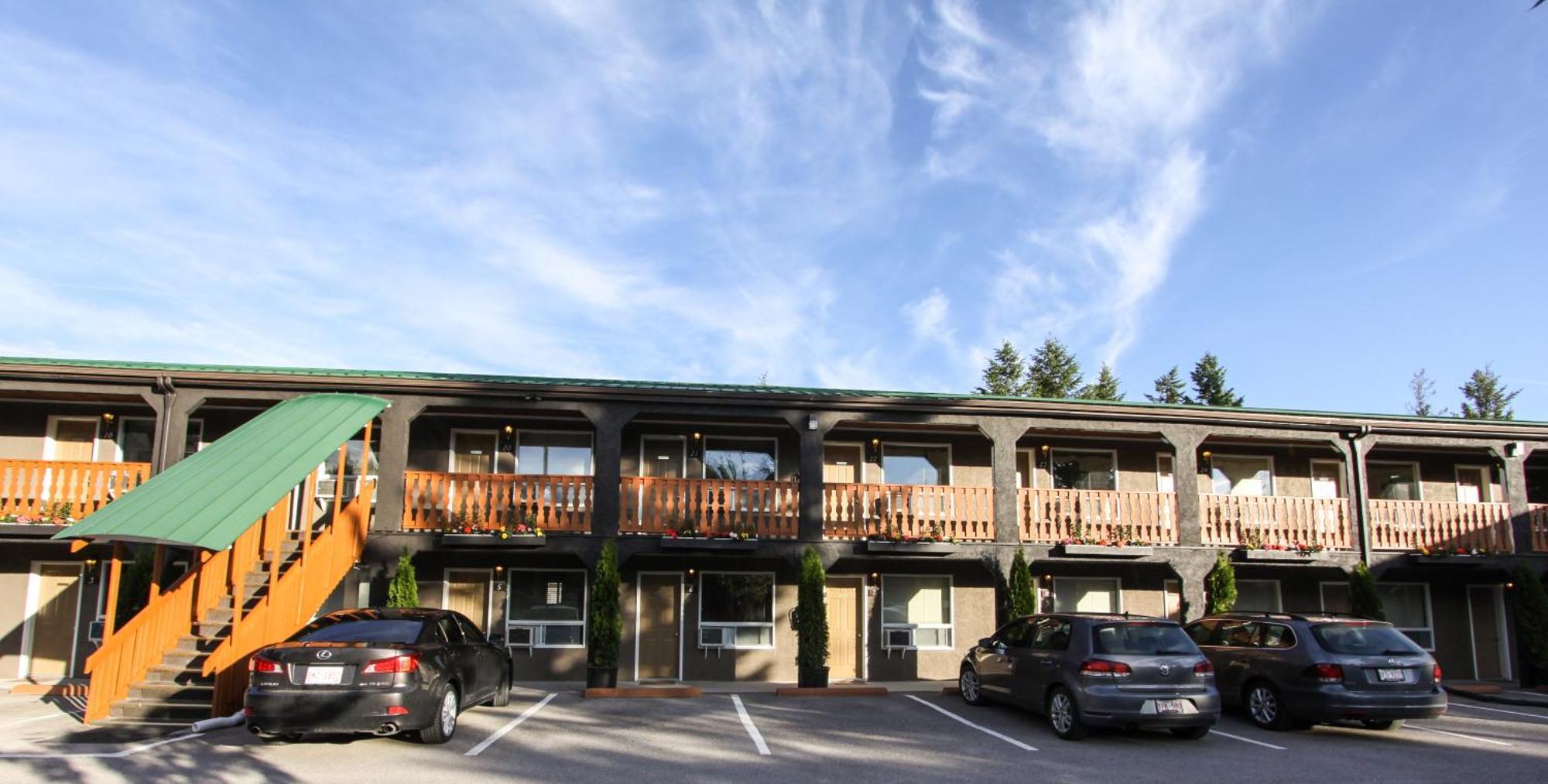 Crystal Springs Lodge Radium Hot Springs Exterior photo