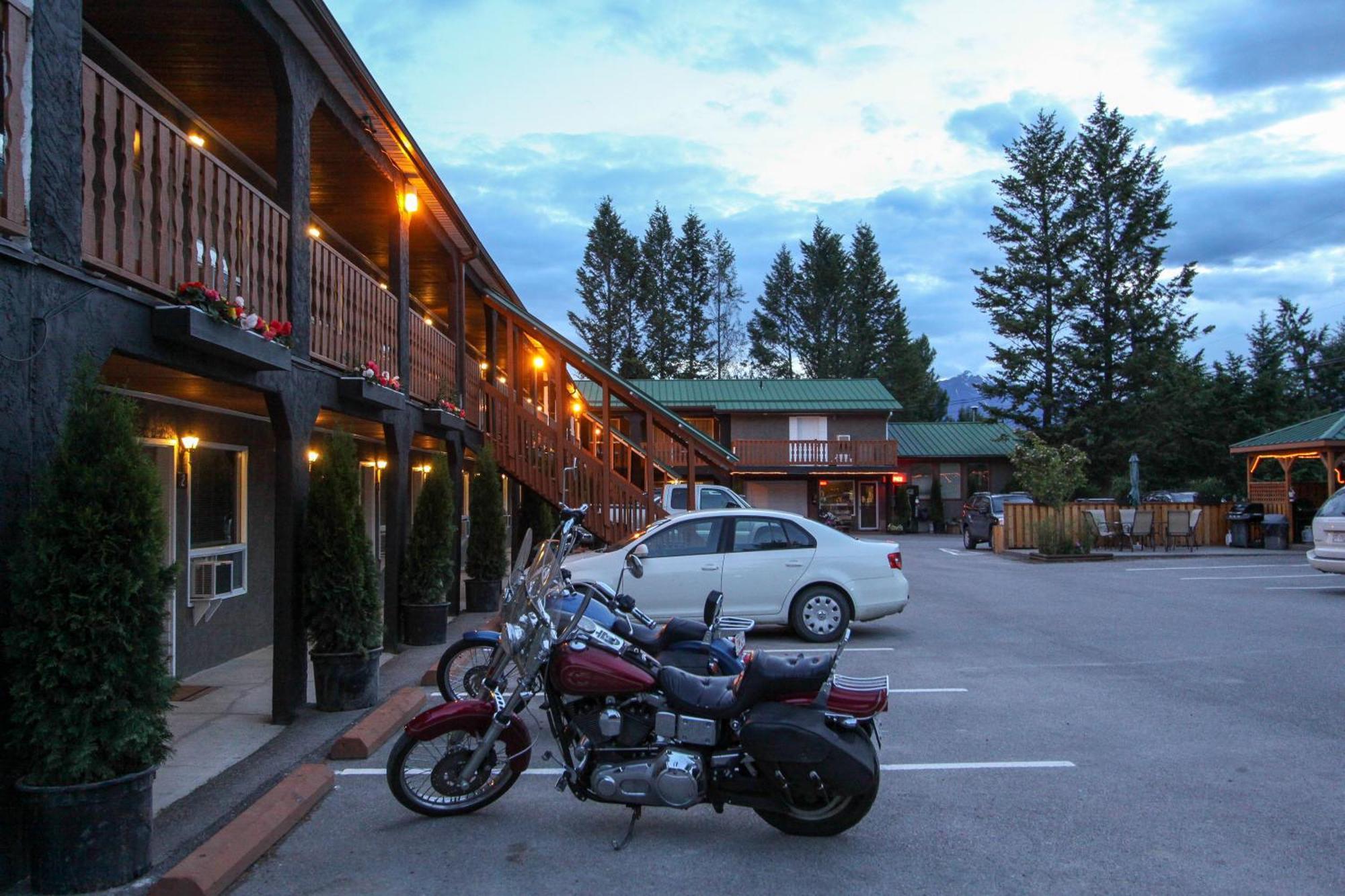 Crystal Springs Lodge Radium Hot Springs Exterior photo