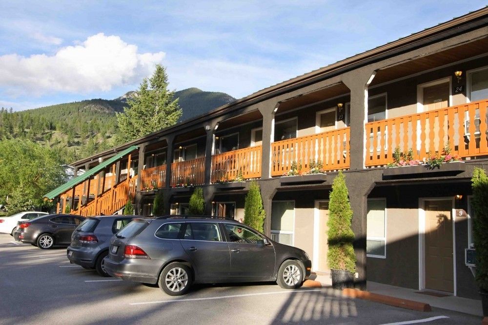 Crystal Springs Lodge Radium Hot Springs Exterior photo