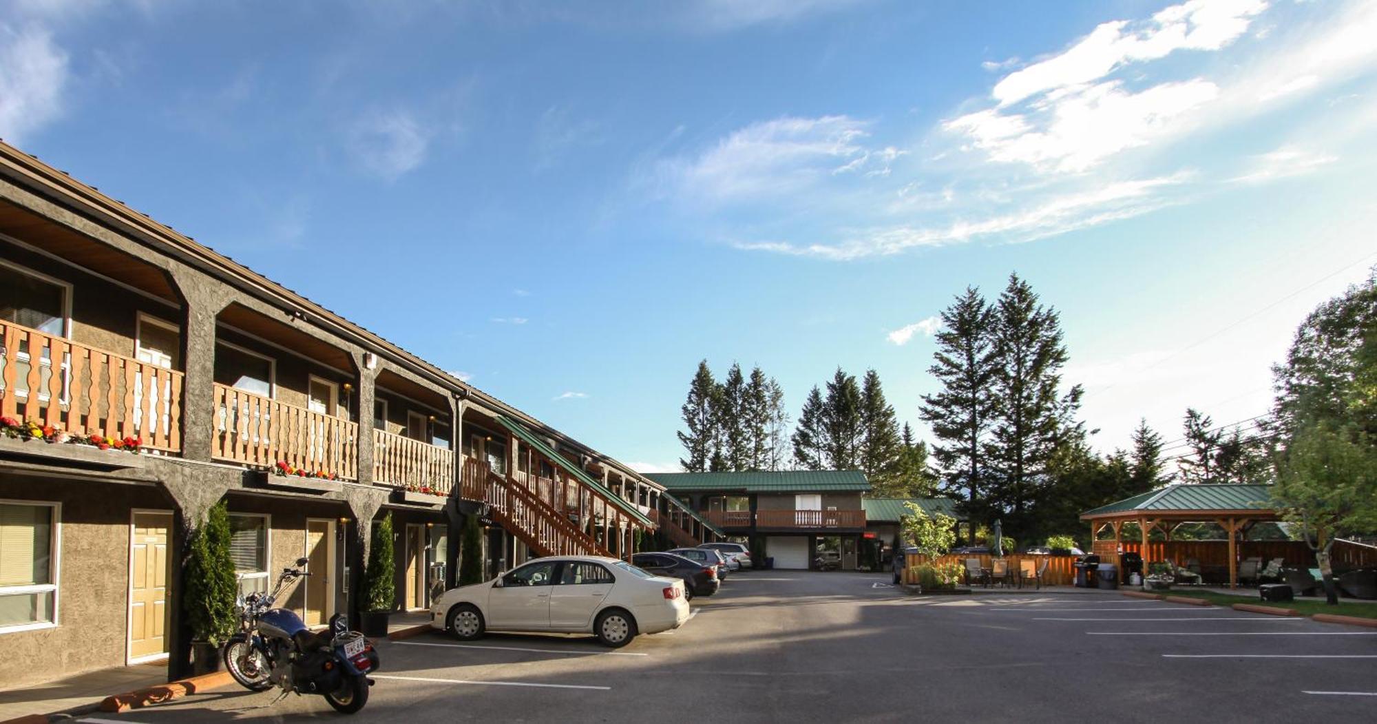 Crystal Springs Lodge Radium Hot Springs Exterior photo