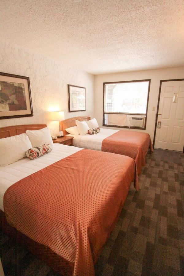 Crystal Springs Lodge Radium Hot Springs Room photo